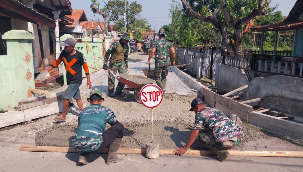 Solid, TNI bersama Warga Bangun Jalan Beton dan Talud Atasi Banjir dan Rob di Pekalongan