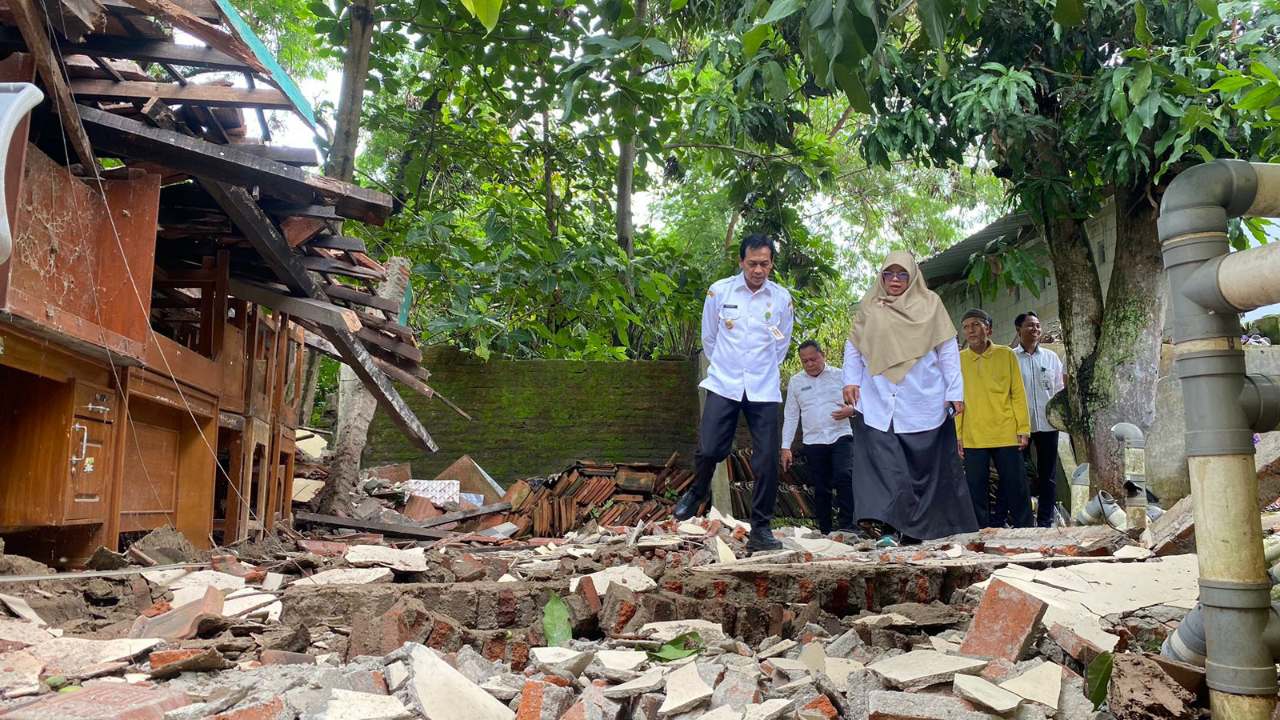Atap Bangunan SLB Batang Ambruk, Wabup Suyono: Alhamdulillah Tidak Ada Korban