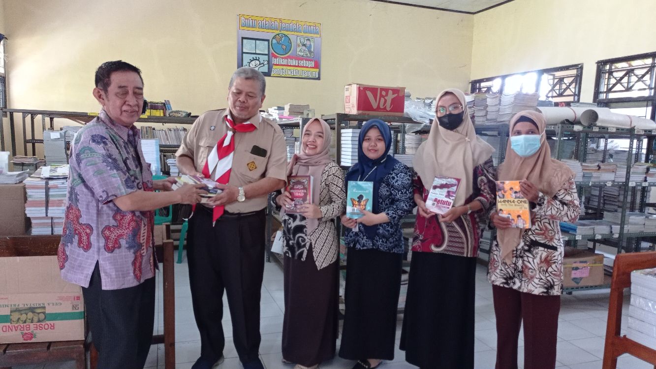 Perpustakaan SMPN 1 Buaran Terima Bantuan Buku