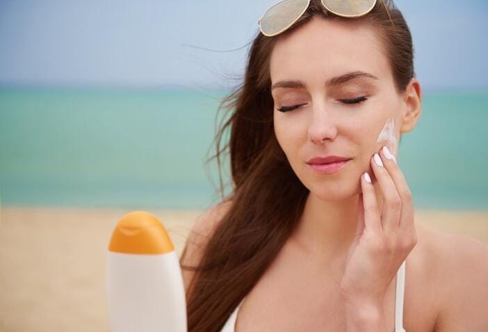 4 Cara Menggunakan Sunscreen Wajah yang Benar Agar Terhindar dari Flek Hitam dan Kerutan