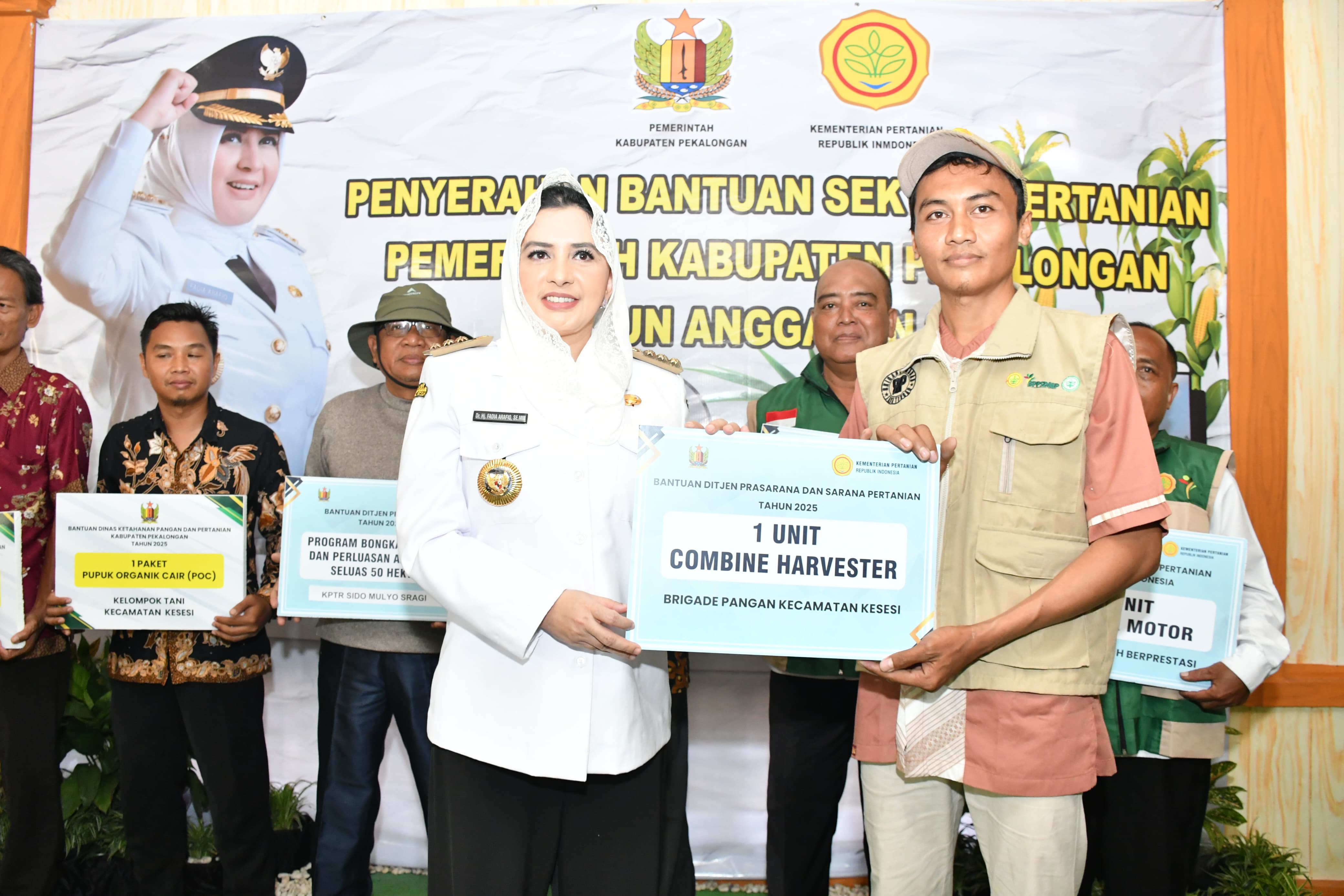 Bupati Pekalongan Fadia Arafiq Serahkan Bantuan Pertanian,Dorong Ketahanan Pangan Daerah