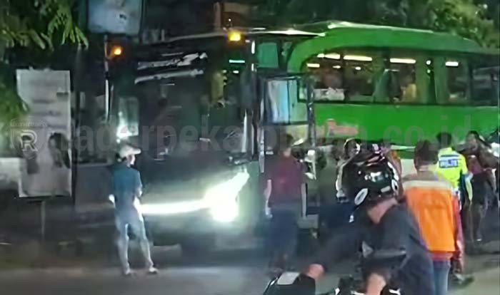 Polisi Hentikan Bus Ditengah Jalan, Ternyata Ini yang Terjadi