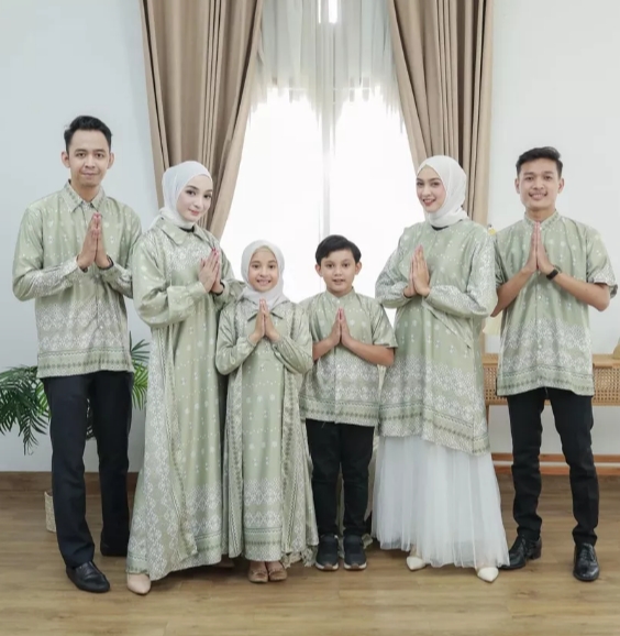 Tampil Kompak Kenakan Sarimbit Keluarga Jadi Idola Tren Baju Lebaran 2024