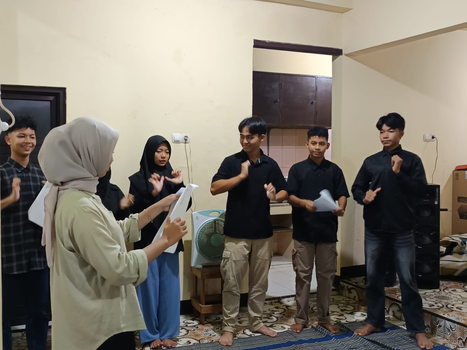 Datang dari Doro Pekalongan, Sindi Jauh-jauh ke Batang untuk Belajar Bahasa Isyarat