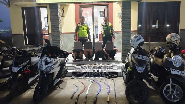 Bawa 6 Celurit di Dini Hari, 4 Remaja Diduga Gangster Diciduk Warga Bojong