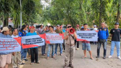Warga Desa Wuled Geruduk Inspektorat Kabupaten Pekalongan