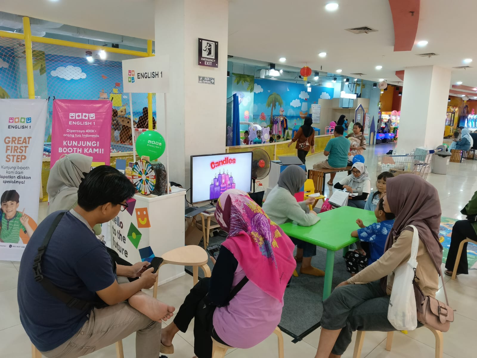 English 1 Pekalongan Gelar Open Booth, Perkenalkan Metode Belajar Interaktif untuk Anak