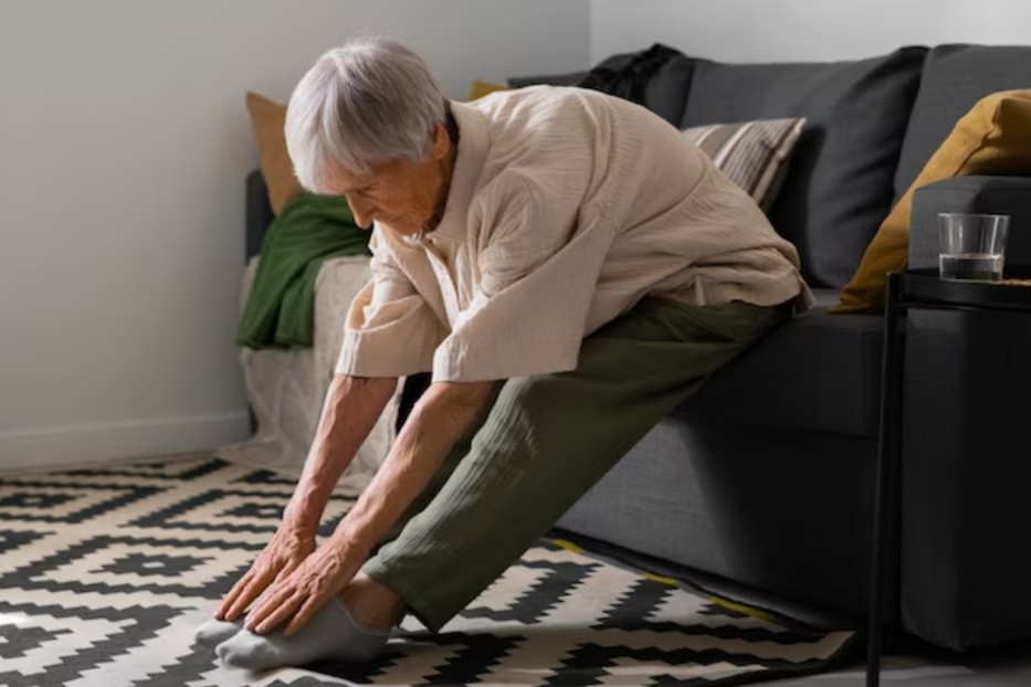 Begini 6 Cara Mengatasi Lutut Sakit Saat Ditekuk pada Orang Tua Usia 65 Tahun