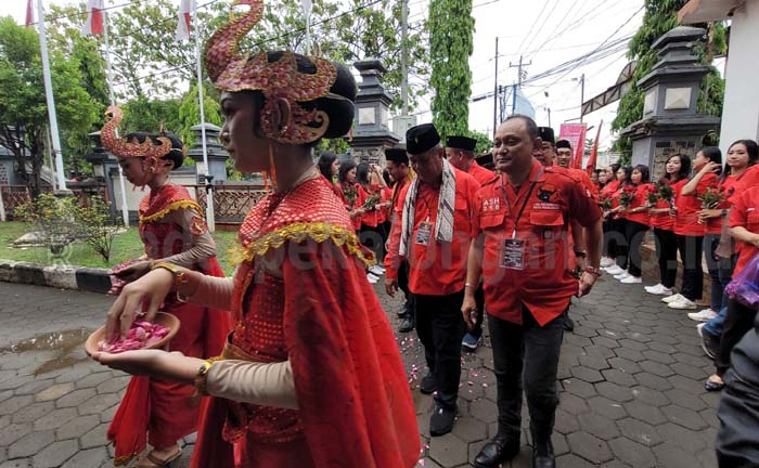 Daftarkan Bacaleg, PDIP Hadir ke KPU Diiringi Konvoi Becak dan Kesenian Tradisional