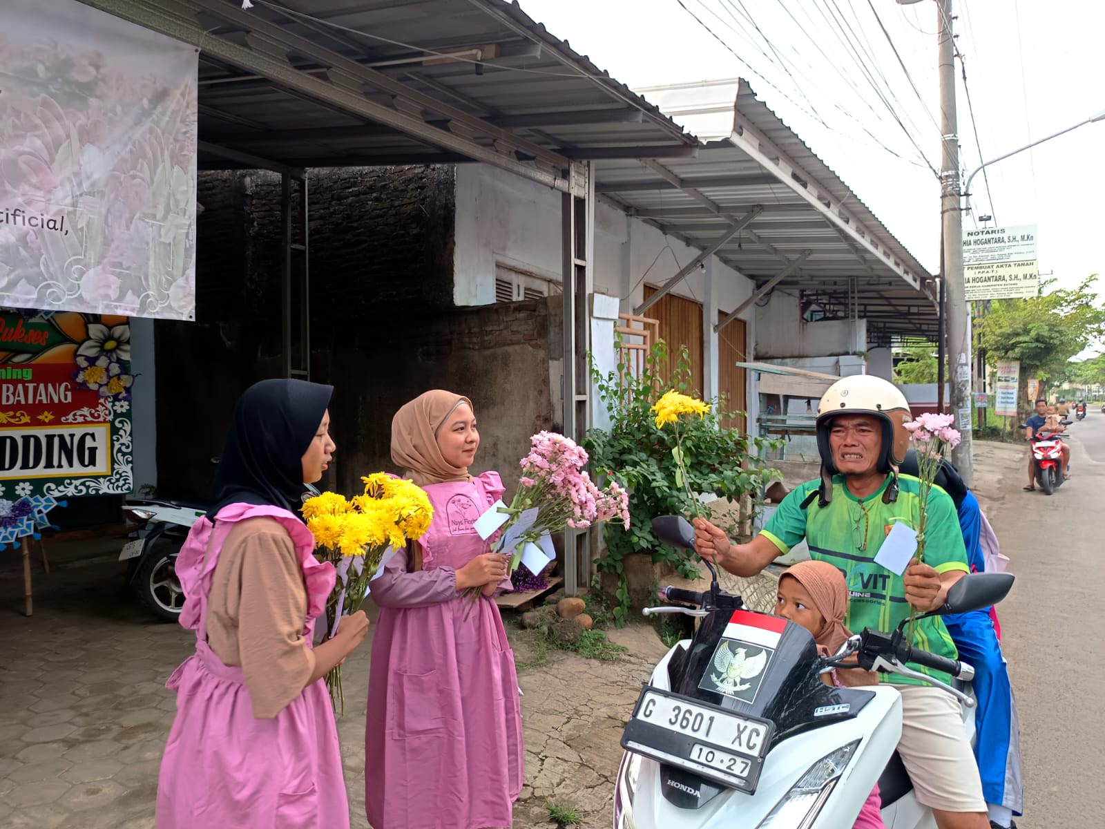 Tebar Kebahagiaan, Nays Florist Batang Bagi Bunga Gratis ke Pengguna Jalan