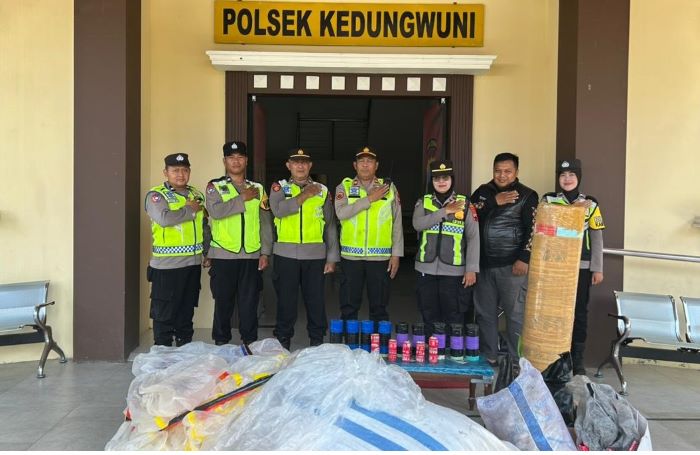 Tim Tiga Pilar Sita Petasan Jumbo Setinggi 1,4 Meter di Kedungwuni