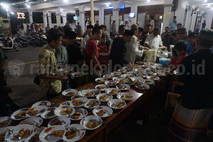 Masjid Nurul Huda Sajikan 200 Porsi Makanan Gratis untuk Berbuka