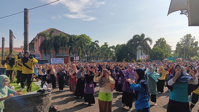 Milad Muhammadiyah ke-112 dan HKN ke-60, Aisyiyah Kabupaten Pekalongan Adakan Senam Massal GRASS