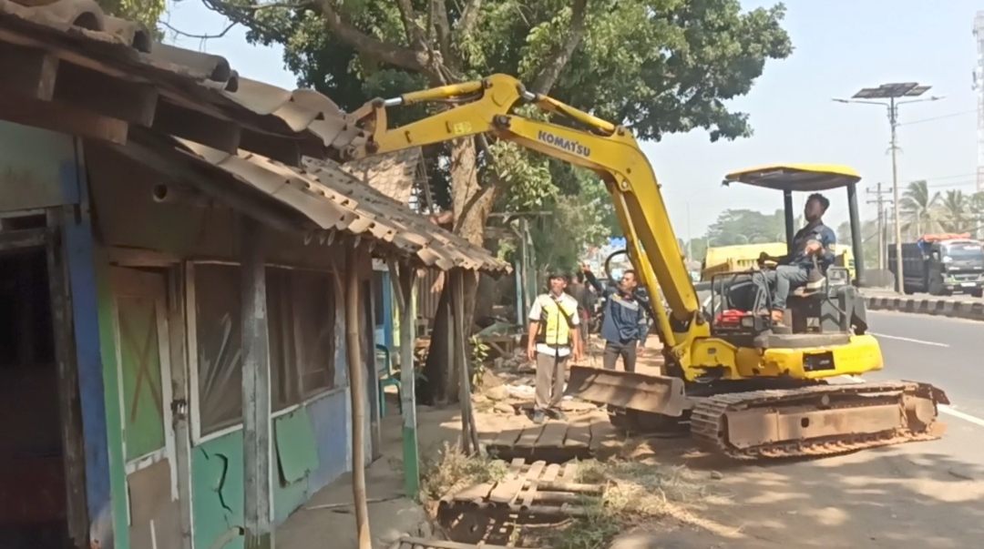 Puluhan Warung di Jalan Pantura Kandeman Batang Dibongkar Paksa Tim Gabungan