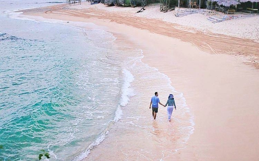 Gak Perlu Jauh-jauh ke Bali, 5 Pantai Pasir Putih di Jogja Ini Suasananya Seperti Pulau Dewata!