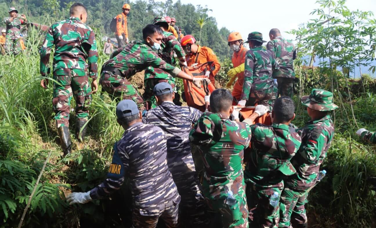 Hari Ke-4 Pencarian Korban Longsor Petungkriyono: Prajurit Lanal Tegal dan Tim Gabungan Temukan 2 Korban