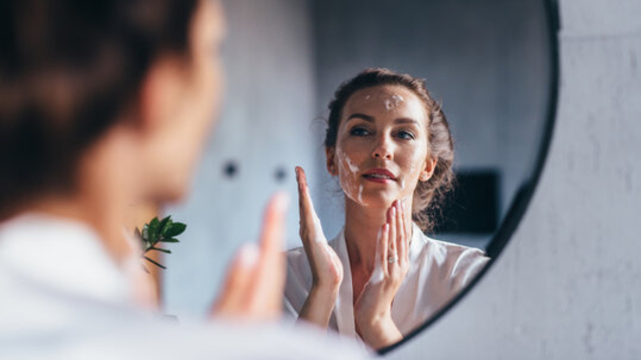 Top 5 Facial Wash Anti Aging untuk Kulit Kering di Usia 50 Tahun Ke Atas