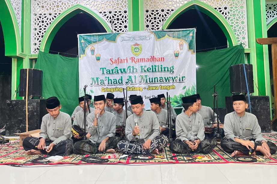 Santri Al-Munawwir Gringsing Nyawiji Bersama Warga Lewat Tarawih Keliling