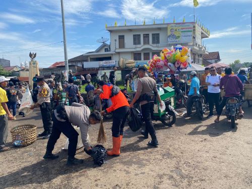 Melalui Karya Bakti, TNI-Polri Bergandengan Tangan Bersihkan Pasar di Kabupaten Pekalongan