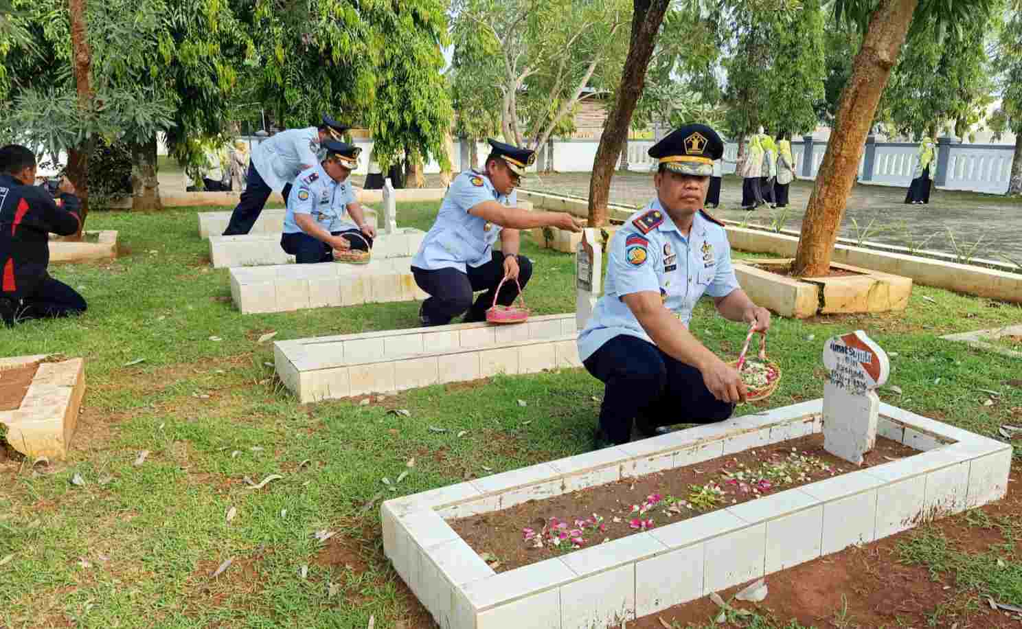 Hormati para pahlawan, Karupbasan Pekalongan beserta Staf Ikuti Upacara Tabur Bunga