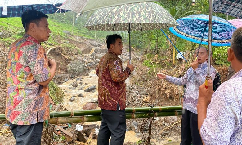 Sekda Kabupaten Pekalongan Tinjau Langsung Bencana Longsor di Desa Sidomulyo Lebakbarang