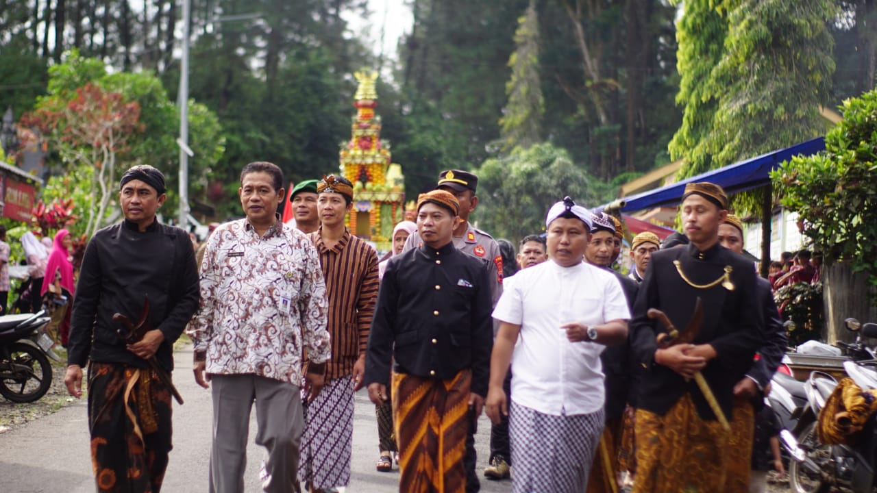 Legenonan, 13 Gunungan Hasil Bumi Diarak Keliling Desa Linggoasri, Narji Cagur Ikut Arak-arakan Bareng Warga