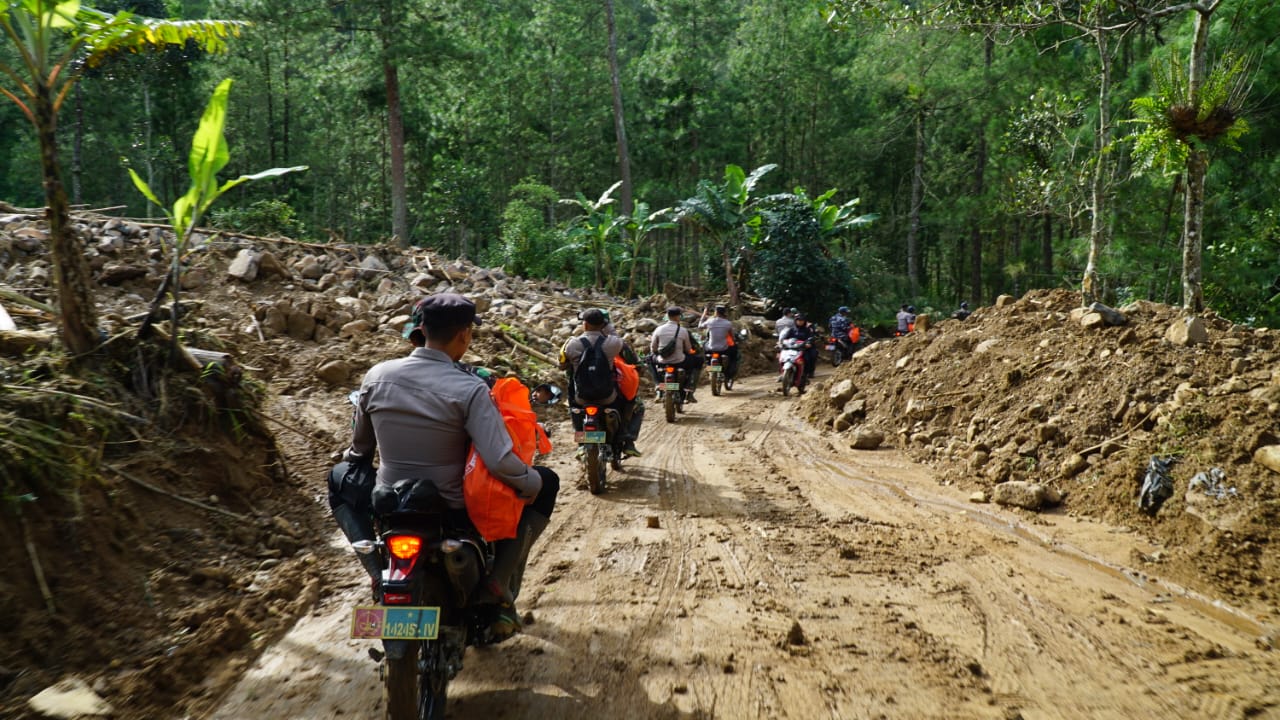 Tim Gabungan TNI dan Polri Laksanakan Patroli di Daerah Terpencil Terdampak Tanah Longsor di Petungkriyono