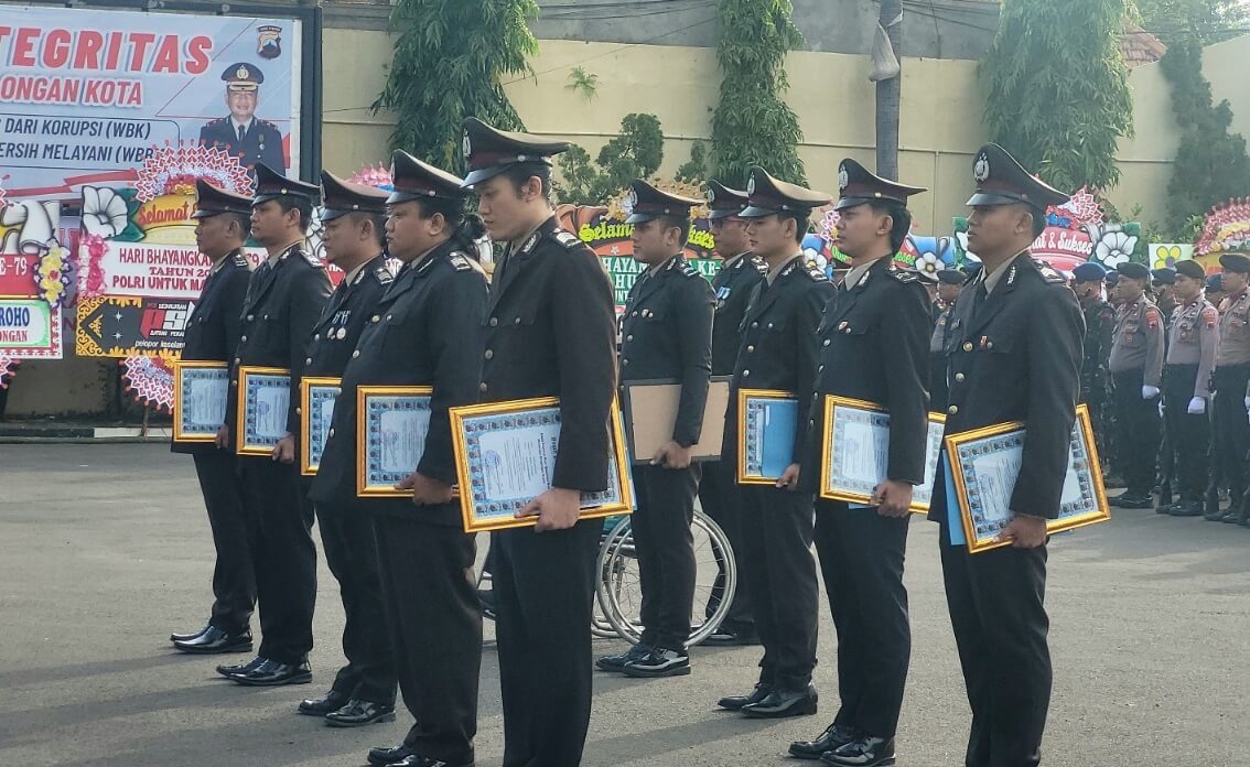 Berprestasi, 10 Anggota Polres Pekalongan Kota Terima Penghargaan di Hari Bhayangkara