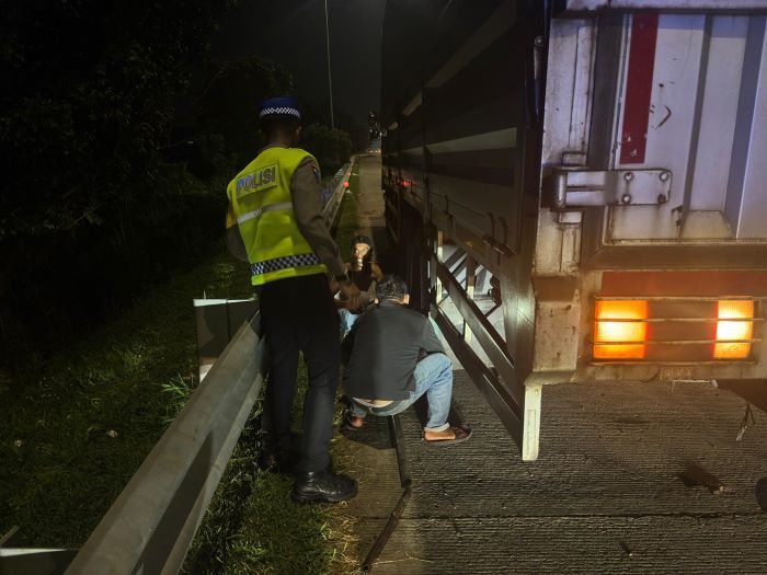 Petugas Pos Yan Rest Area 338A Bantu Truk Pecah Ban Saat Patroli Malam