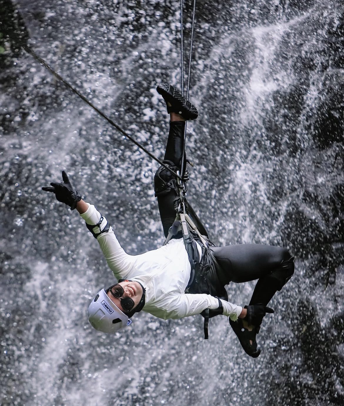Curug Sipitung Batang: Destinasi Canyoneering yang Menantang Adrenalin