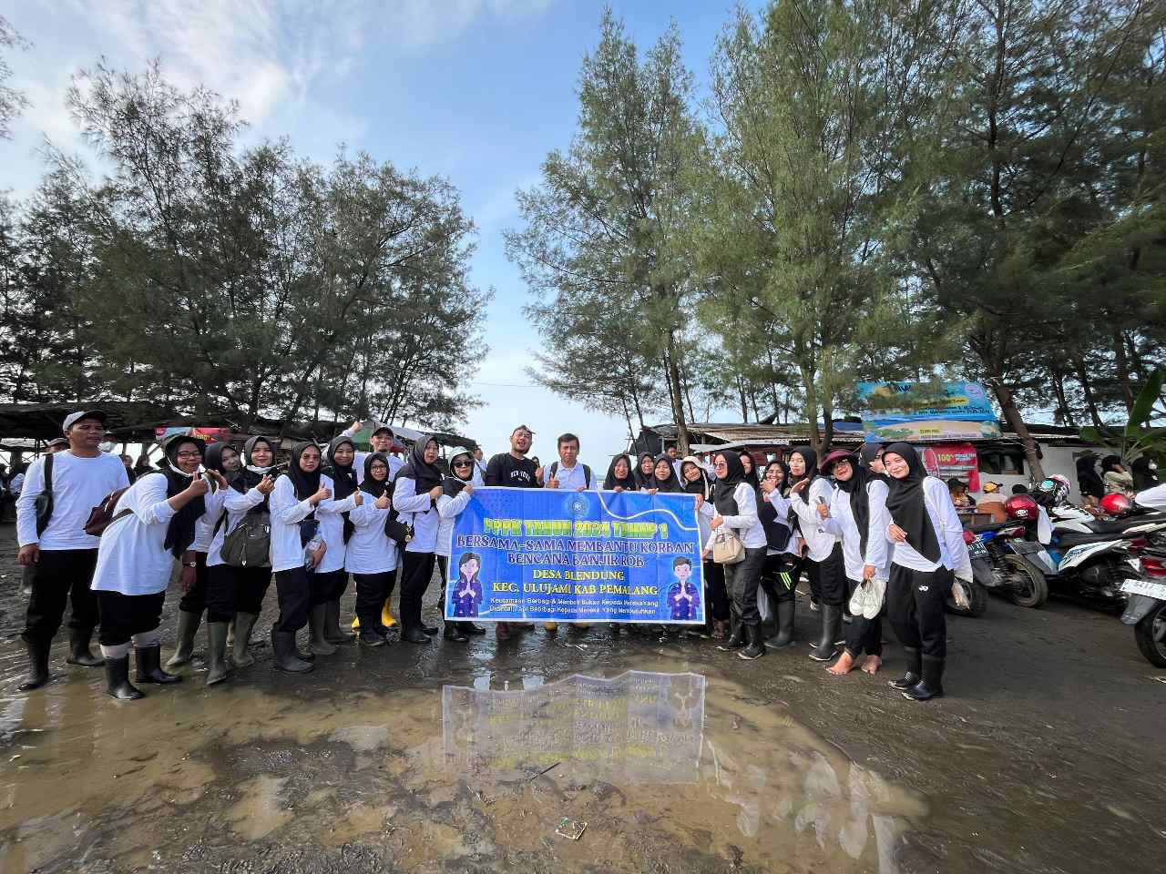 806 PPPK Kabupaten Pemalang Dilantik di Tengah Rob Desa Blendung 