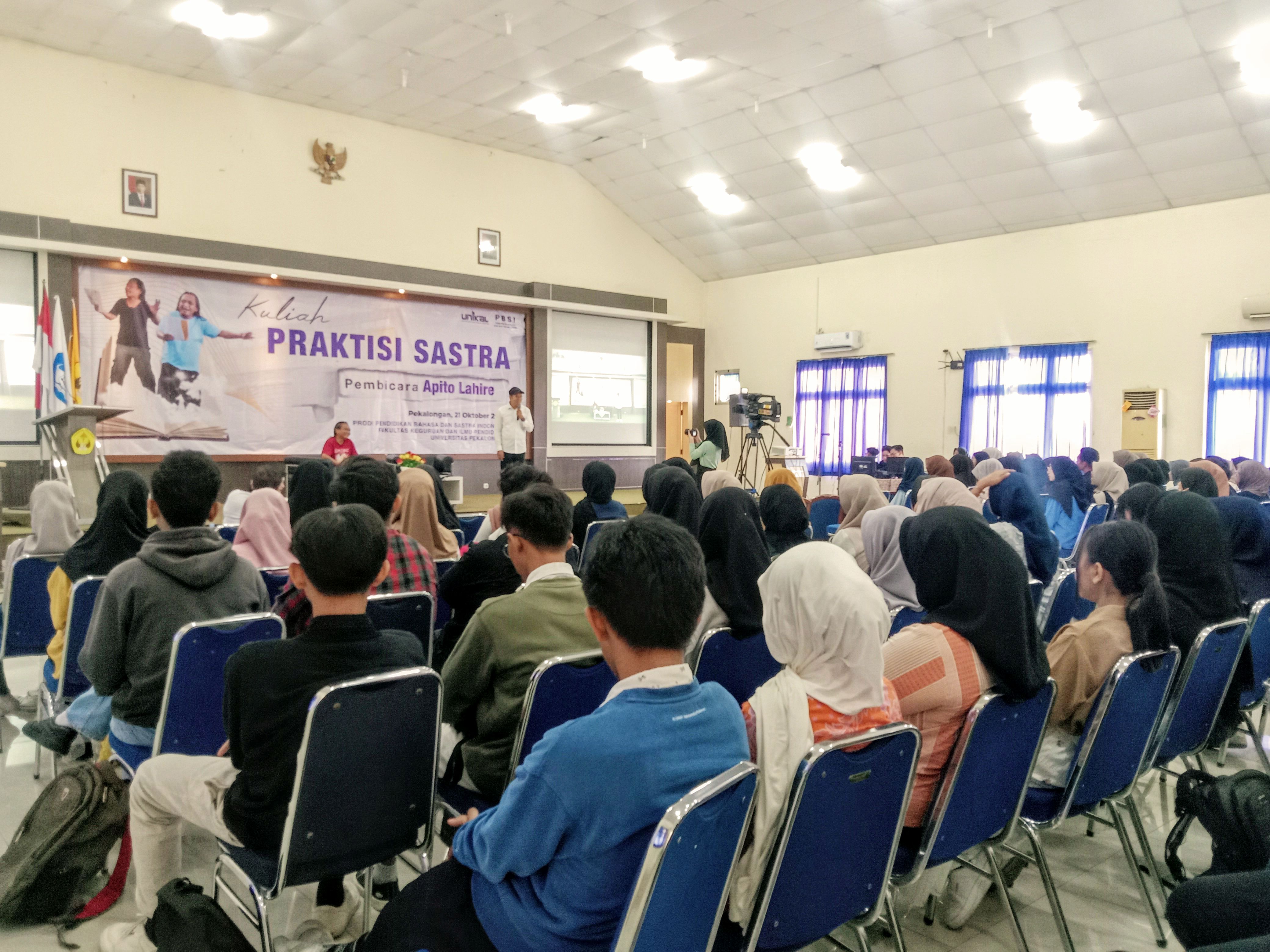 Peringati Bulan Bahasa, Prodi PBSI Unikal Gelar Kuliah Umum Praktisi Sastra, Hadirkan Apito Lahire