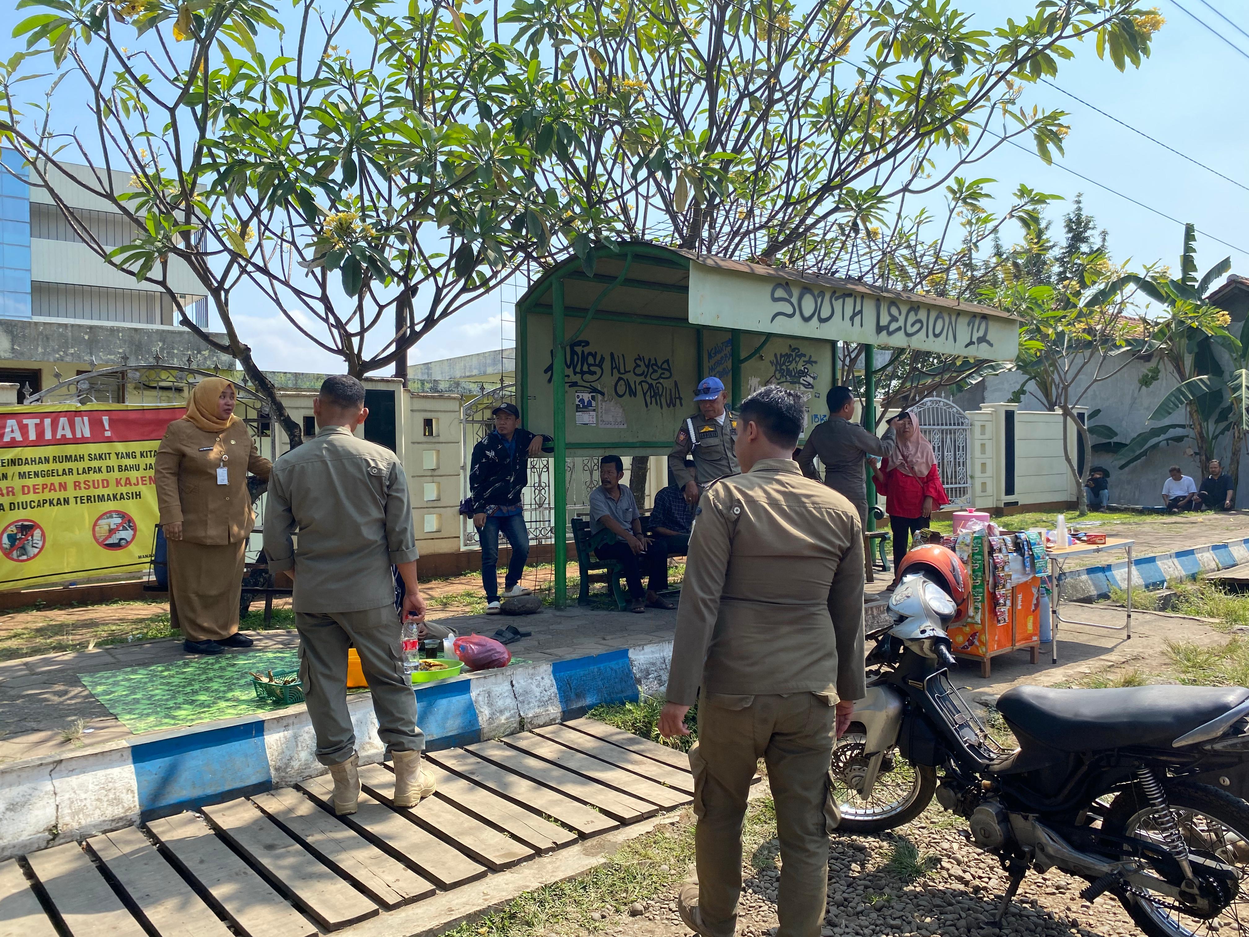 Satpol PP Kabupaten Pekalongan Tertibkan Pedagang Kaki Lima Depan RSUD Kajen