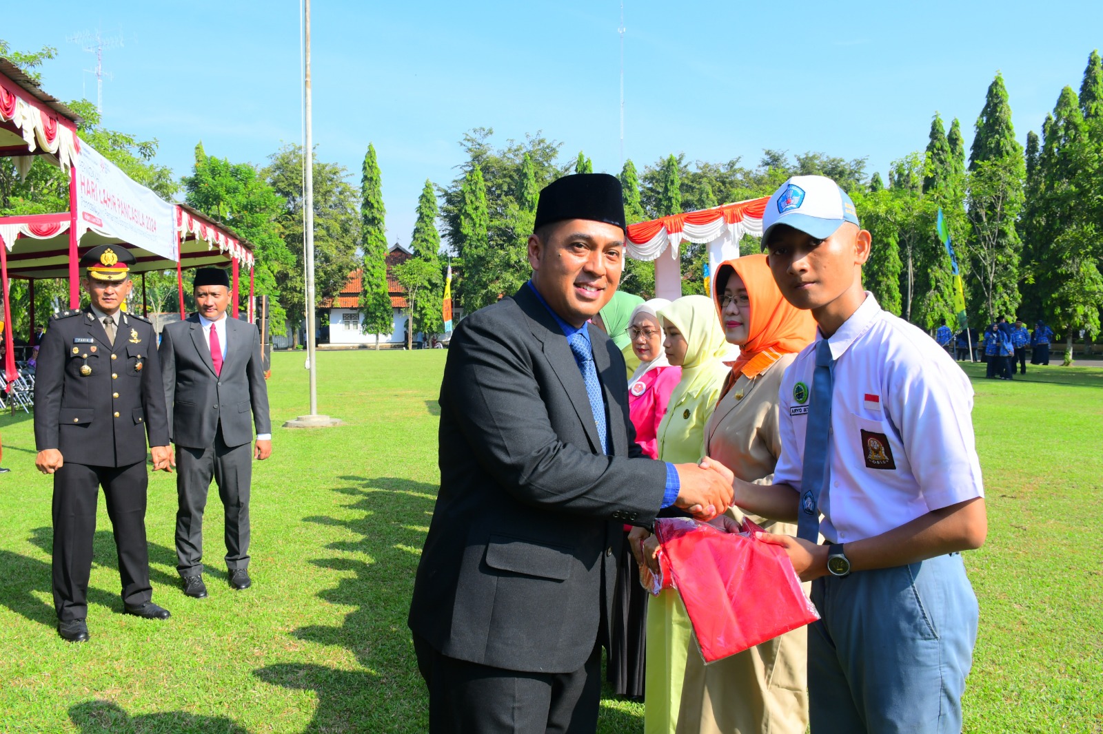 Peringati Hari Lahir Pancasila, Pemkab Pekalongan Bagikan Bendera Merah Putih untuk Tingkatkan Nasionalisme