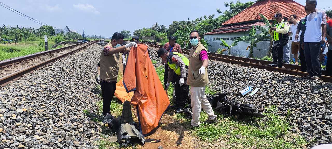 Terobos Palang Pintu Perlintasan, Pengendara Motor Meninggal Tertabrak KA Argo Sembrani di Batang 