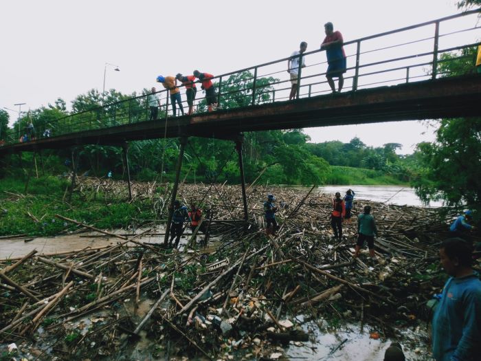 Sampah Menumpuk di Bawah Jembatan Glotak Pekalongan, Ini Langkah Polres Pekalongan Bersama Masyarakat