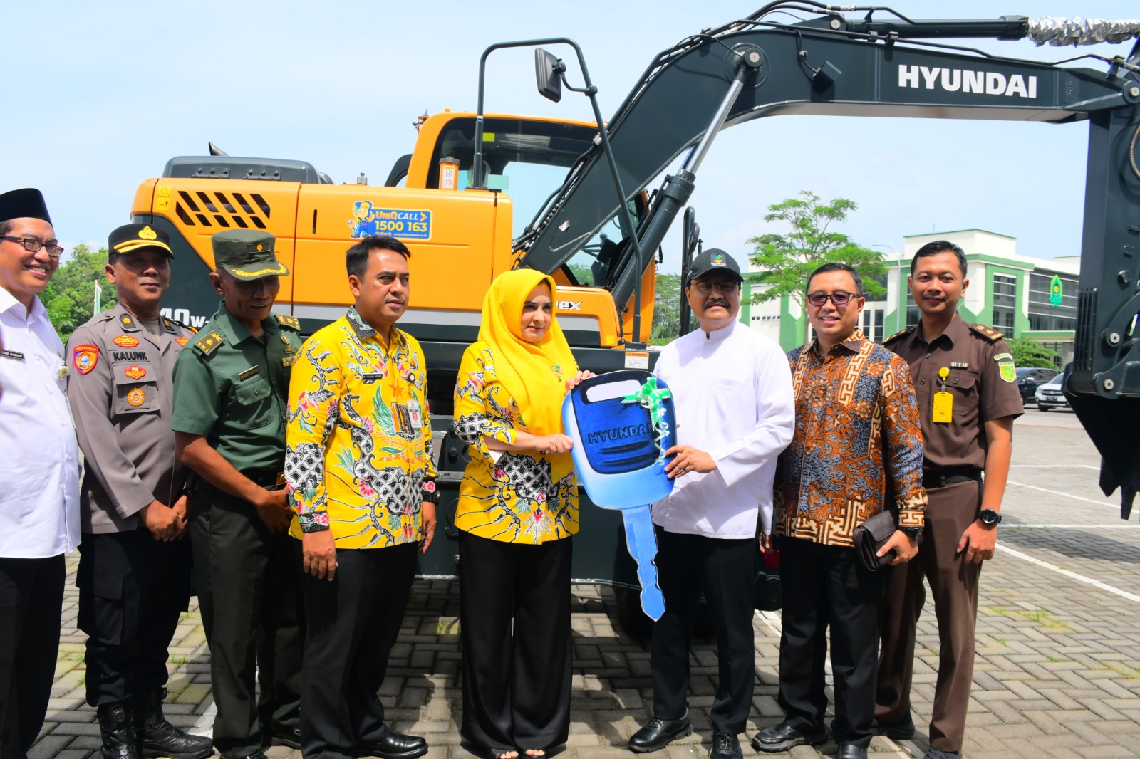 Pemkab Pekalongan Terima Bantuan 1 Unit Ekskavator dari Kementerian Sosial RI