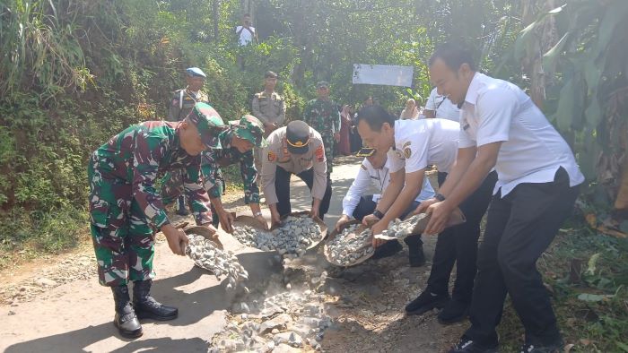 Jalan Rusak Di Desa Domiyang Akhirnya Digarap TMMD Sengkuyung IV