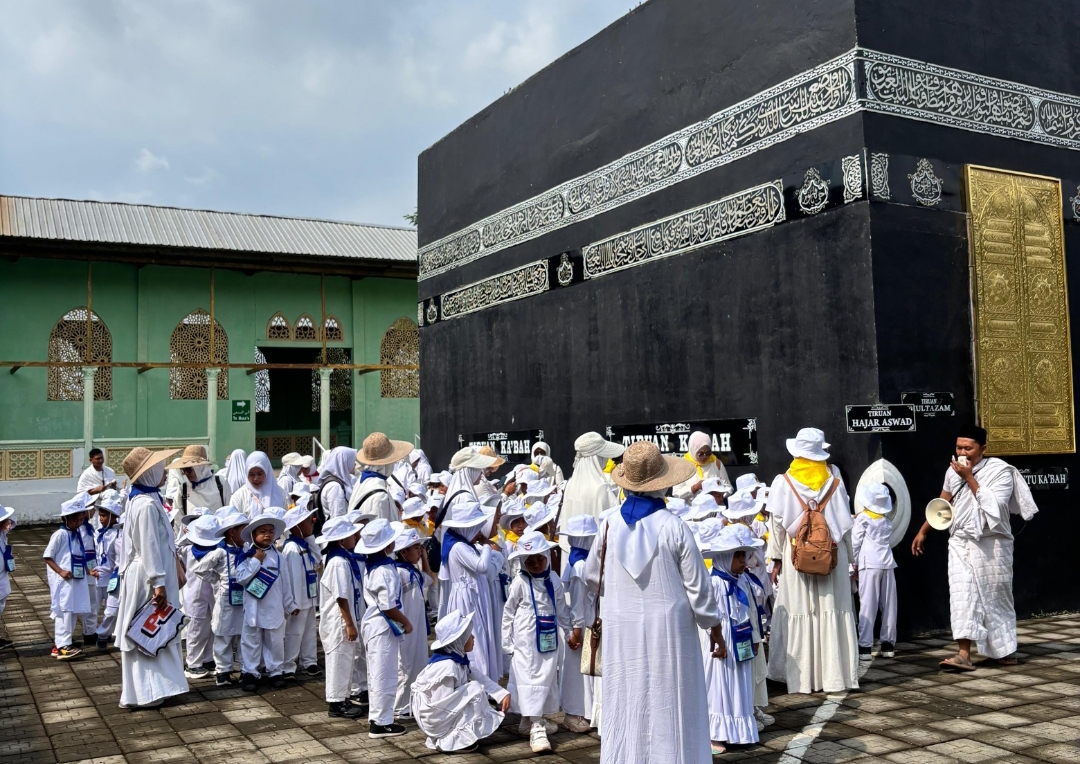 Tak Didampingi Orang Tua, Ratusan Siswa TK se-Kecamatan Reban Belajar Manasik Haji Mandiri