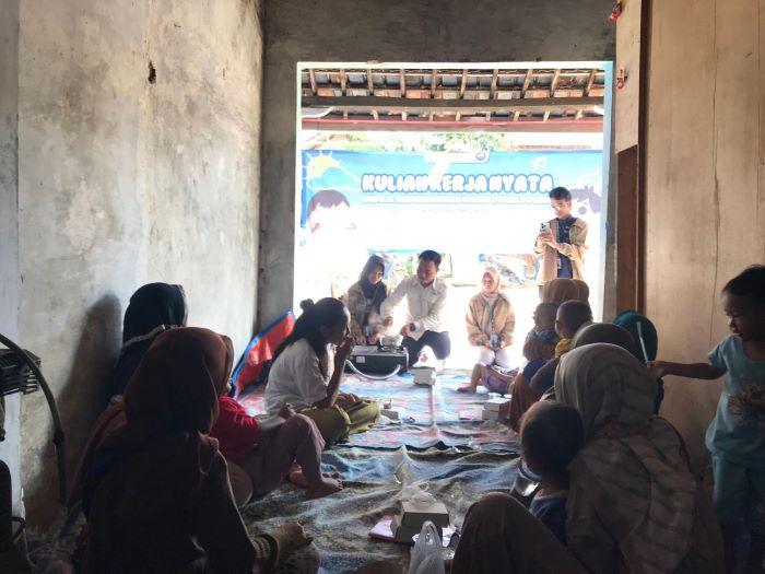 Mahasiswa KKN UIN Gus Dur di Desa Sumurjomblangbogo Ajarkan Buat MPASI untuk Cegah Stunting