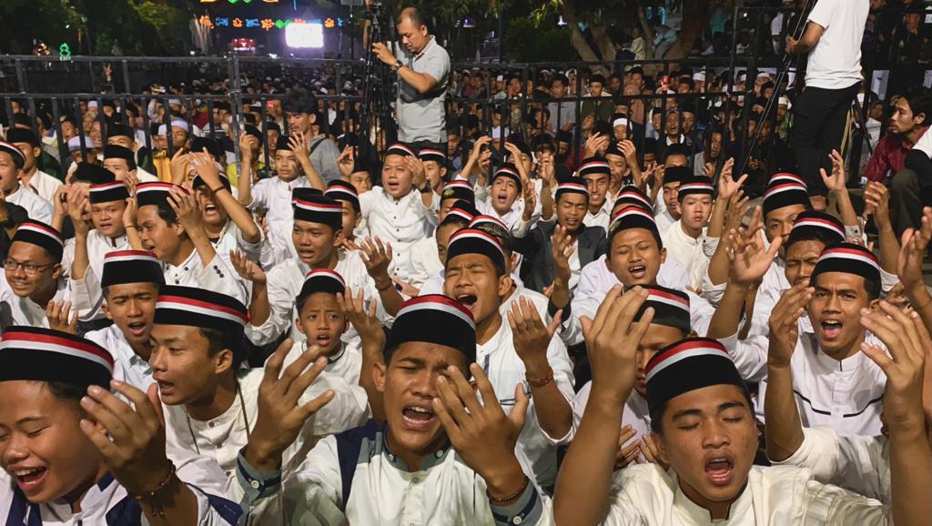 Jadi Pamungkas Jateng Bersholawat, Ribuan Masyarakat dan Syekher Mania Sholawatan bersama di Alun-alun Batang