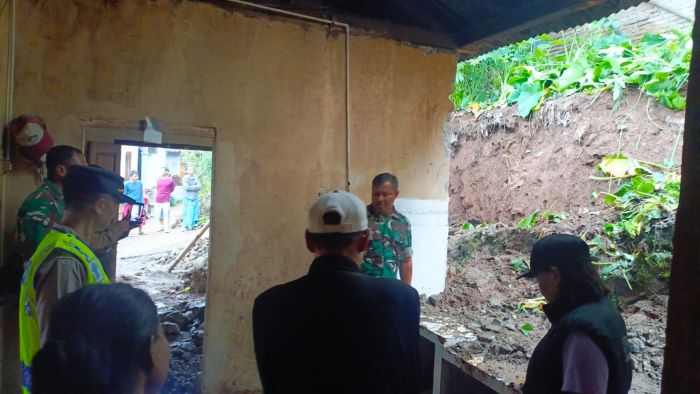 Rumah Warga Desa Mendolo Jebol Dihajar Talud Longsor