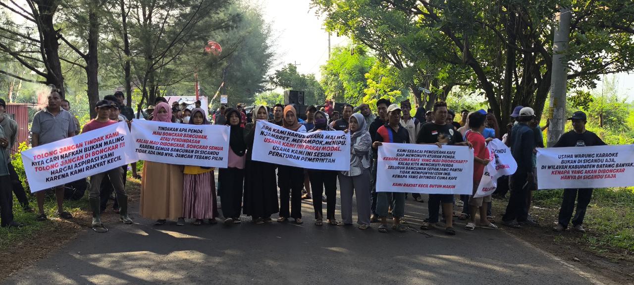 Sejumlah Massa Sempat Lakukan Penghadangan Upaya Pembongkaran Karaoke di Pantai Sigandu 
