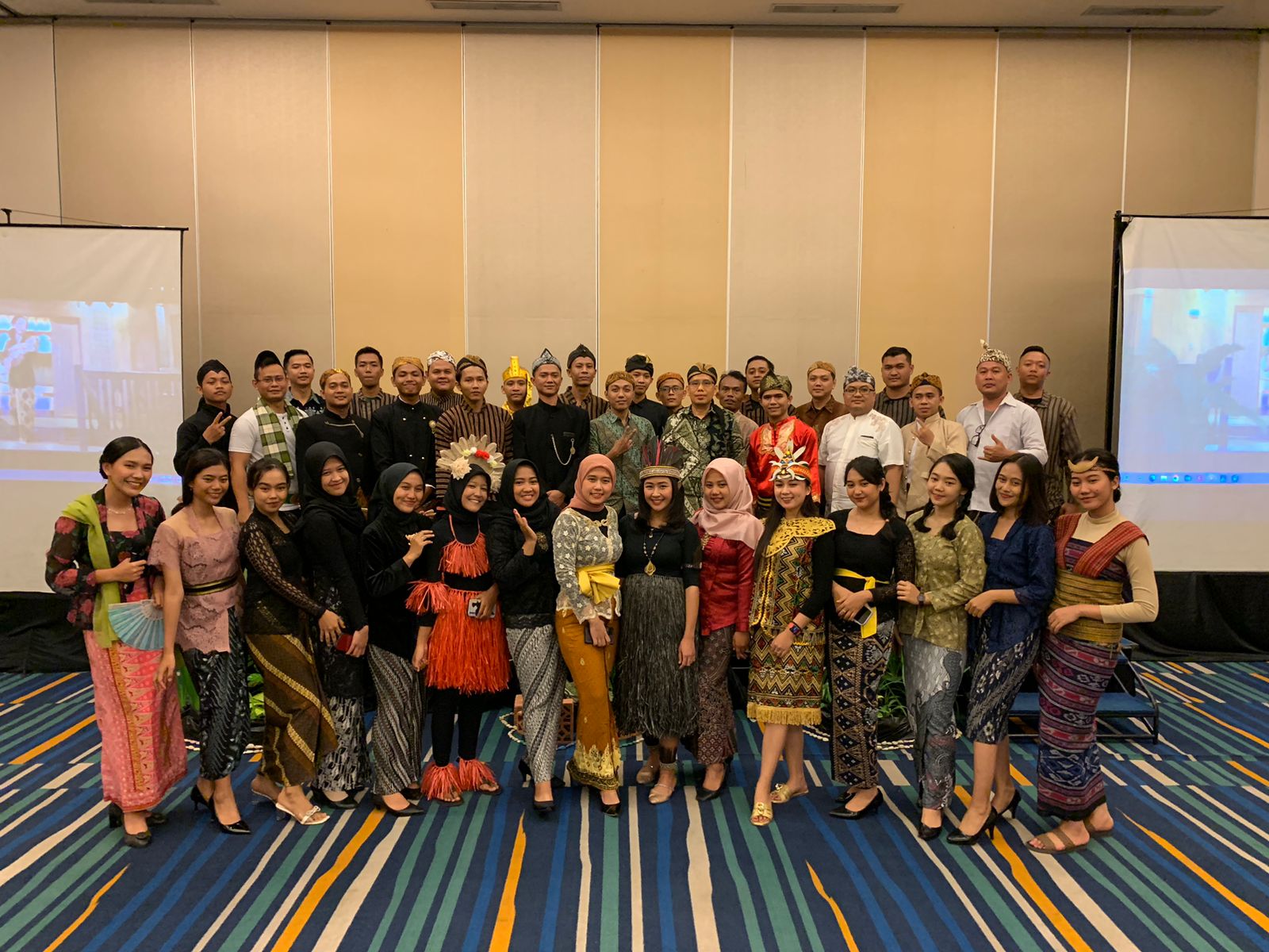 Keseruan Hotel Santika Pekalongan Gelar General Staff Meeting Bertema 'The Wonderland Of Santika'