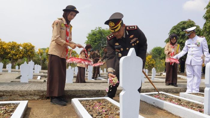 Peringati Hari Pahlawan, Kapolres Pekalongan Bersama Forkopimda Ziarah di Makam Pahlawan