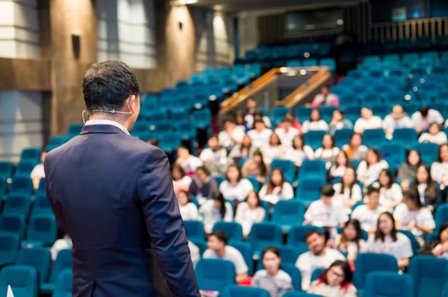 7 Tips dan Trik Sukses Latihan Public Speaking, Dijamin Lancar Berbicara di Depan Umum!