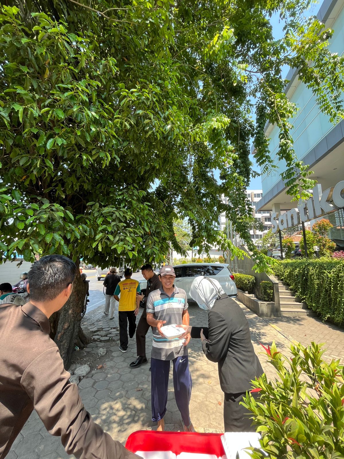 Wujud Peduli Sesama, Program 'Jumat Berkah' Hotel Santika Pekalongan Berbagi Makanan