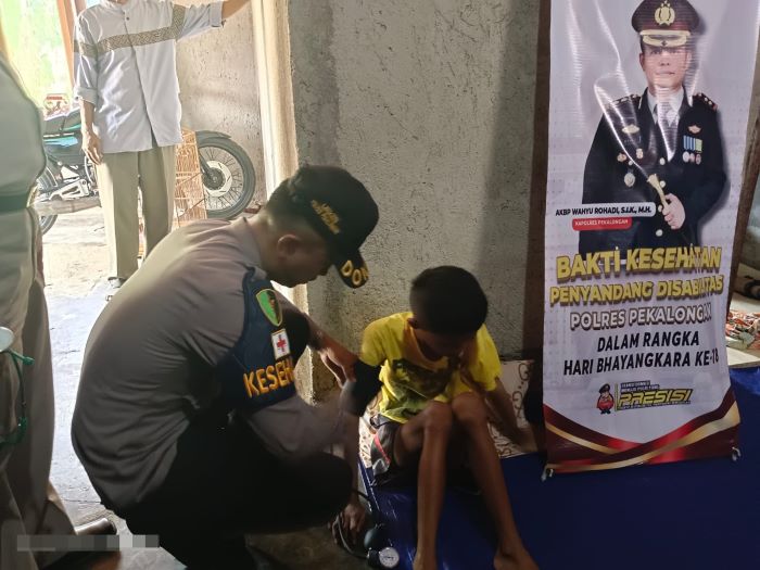 Peduli Penyandang Disabilitas, Polres Pekalongan Berikan Pemeriksaan Kesehatan dan Bantuan Sembako