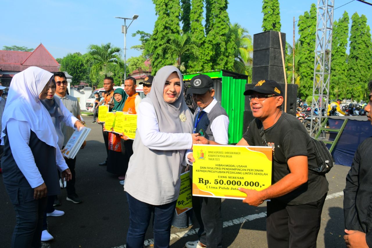 Jalan Sehat HUT Harkopnas Ke-76, Bupati Pekalongan Fadia Arafiq Salurkan Bantuan Sosial dan Hibah Modal Usaha