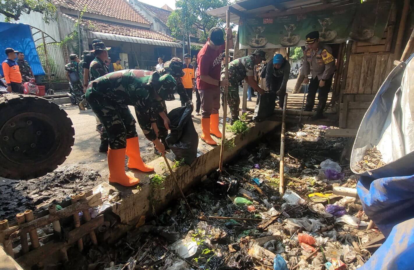 Karya Bakti, TNI Kodim Pekalongan bersama Polri, Pemkot, dan Warga Bersihkan Saluran Air Pasar Sorogenen